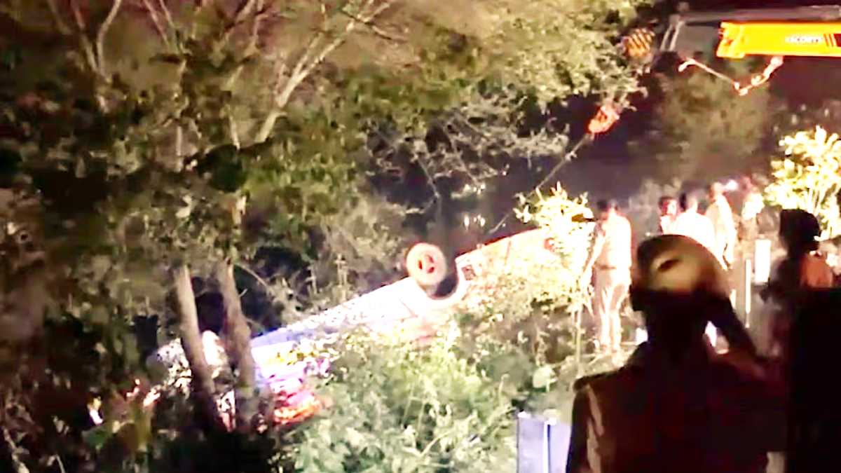 यूपी में बड़ा हादसा : सिद्धार्थनगर में नाले में गिरी बस, 3 की मौत, 24 लोग घायल